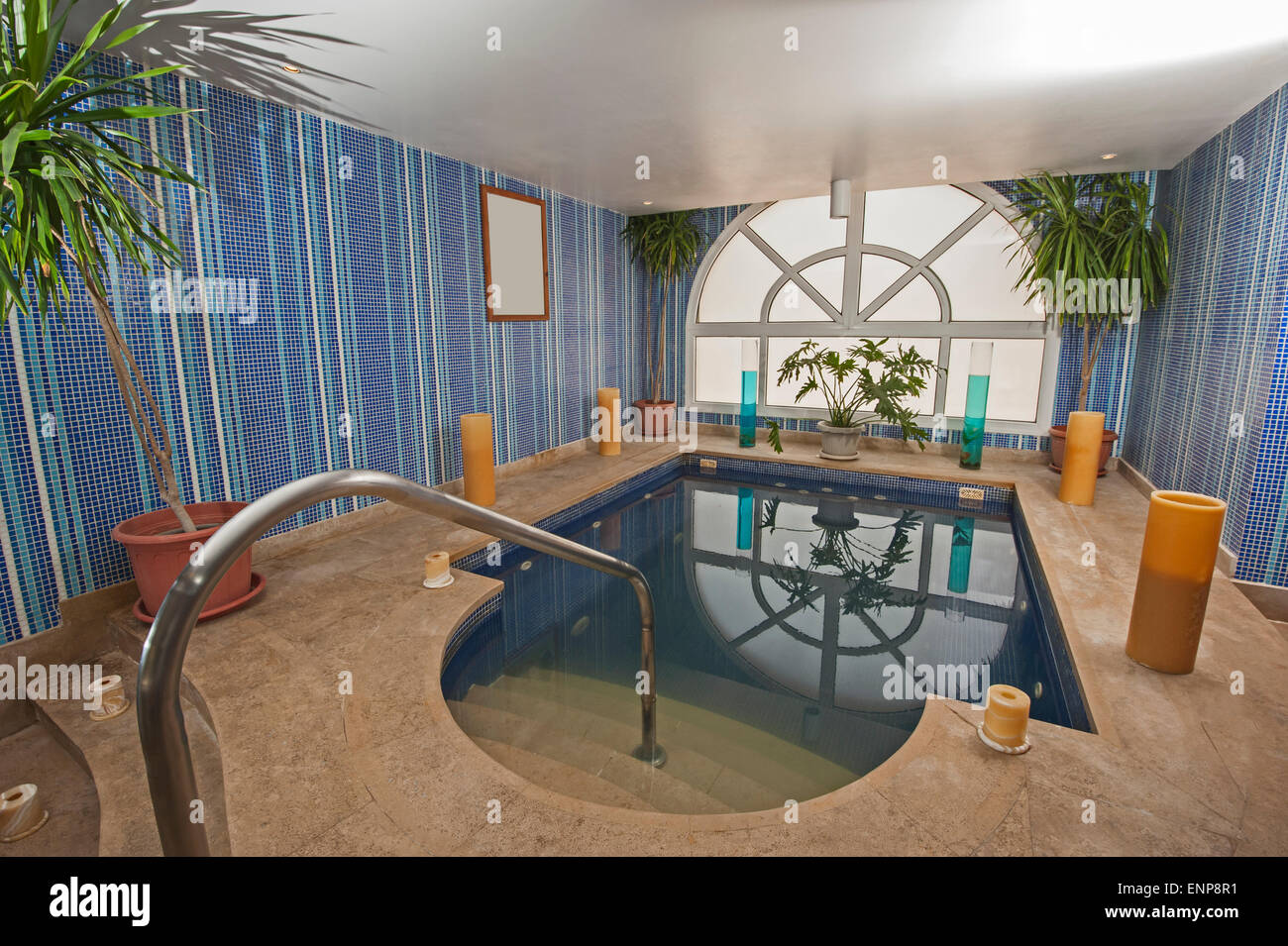 Grande piscine jacuzzi dans la salle de spa luxueux, avec des bougies centre Banque D'Images