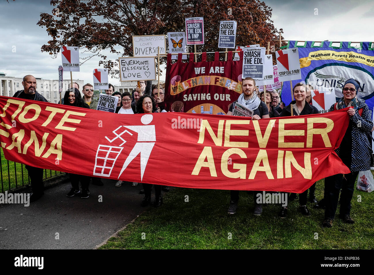 Waltham Forest. Le 9 mai 2015. Anti-fascistes se rassemblent pour protester contre une marche organisée par la Ligue de défense anglaise. Photographe : Gordon 1928/Alamy Live News Banque D'Images