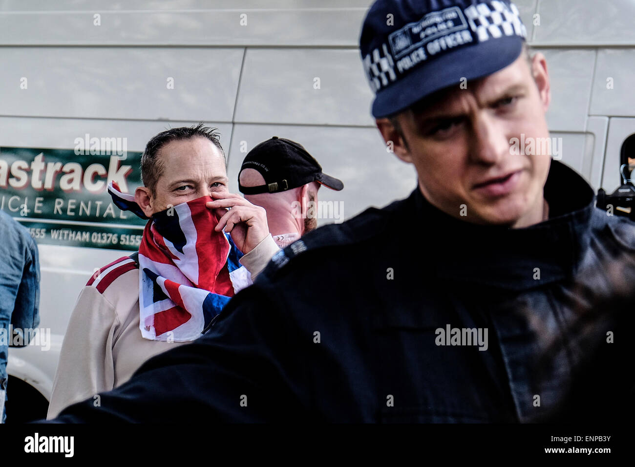 Waltham Forest. Le 9 mai 2015. Un membre de la Ligue de défense anglaise cache son visage comme anti-fascistes se rassemblent pour protester contre une marche organisée par l'EDL. Photographe : Gordon 1928/Alamy Live News Banque D'Images