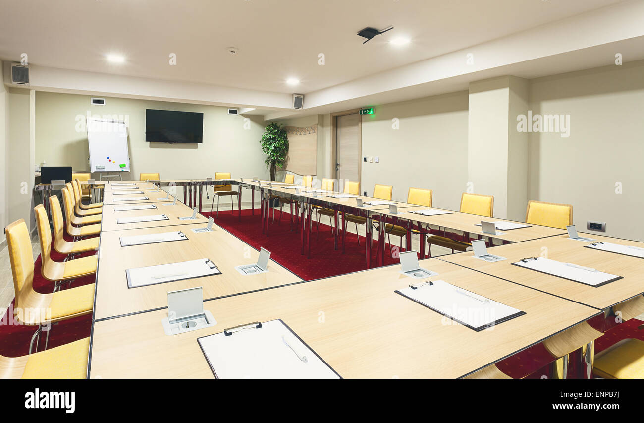 Intérieur d'une salle de conférence moderne, tableaux avec construit dans l'alimentation. Banque D'Images