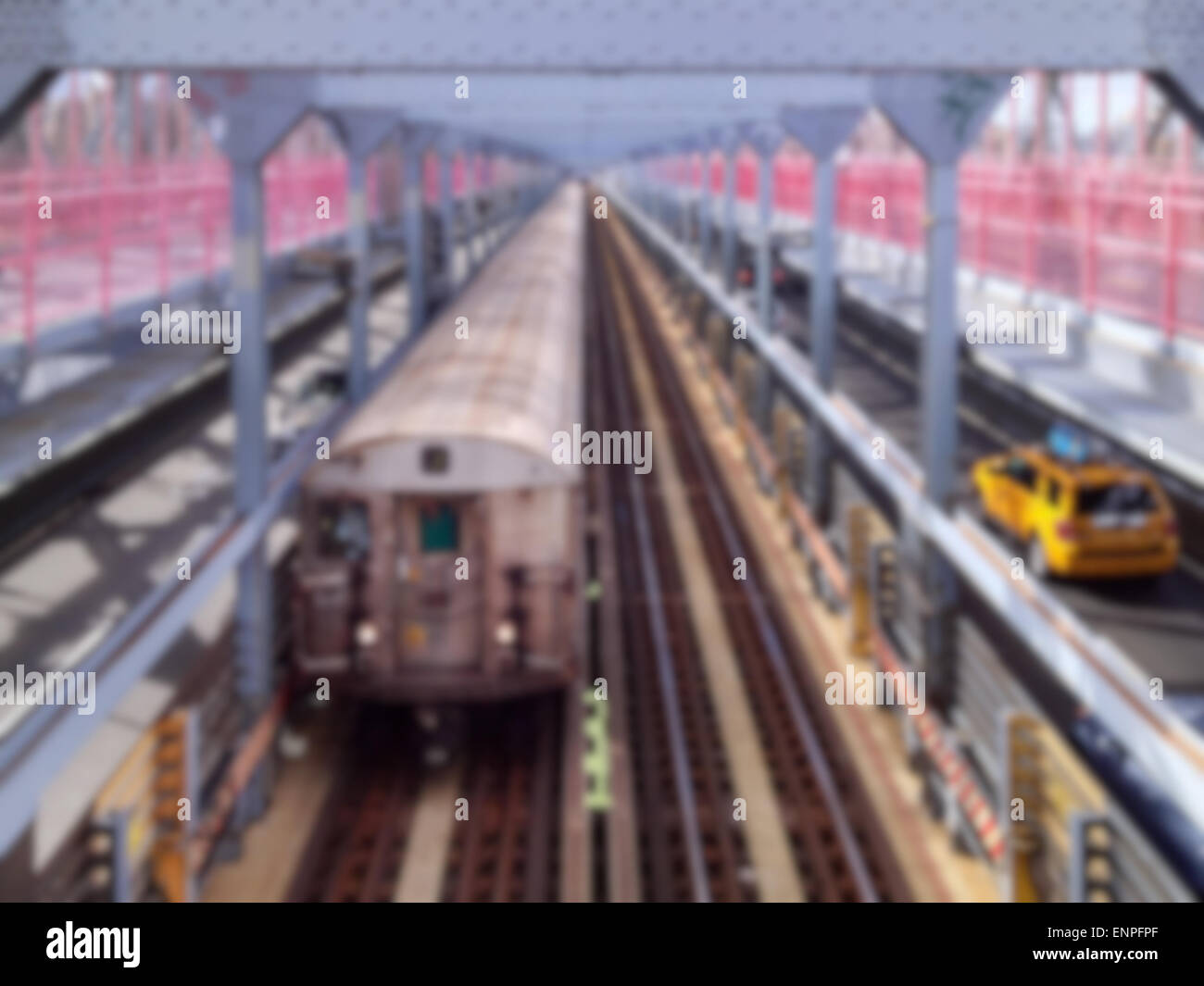 Arrière-plan flou de rame de métro et taxi jaune de se croiser sur le pont de Williamsburg à New York, NY, USA. Banque D'Images