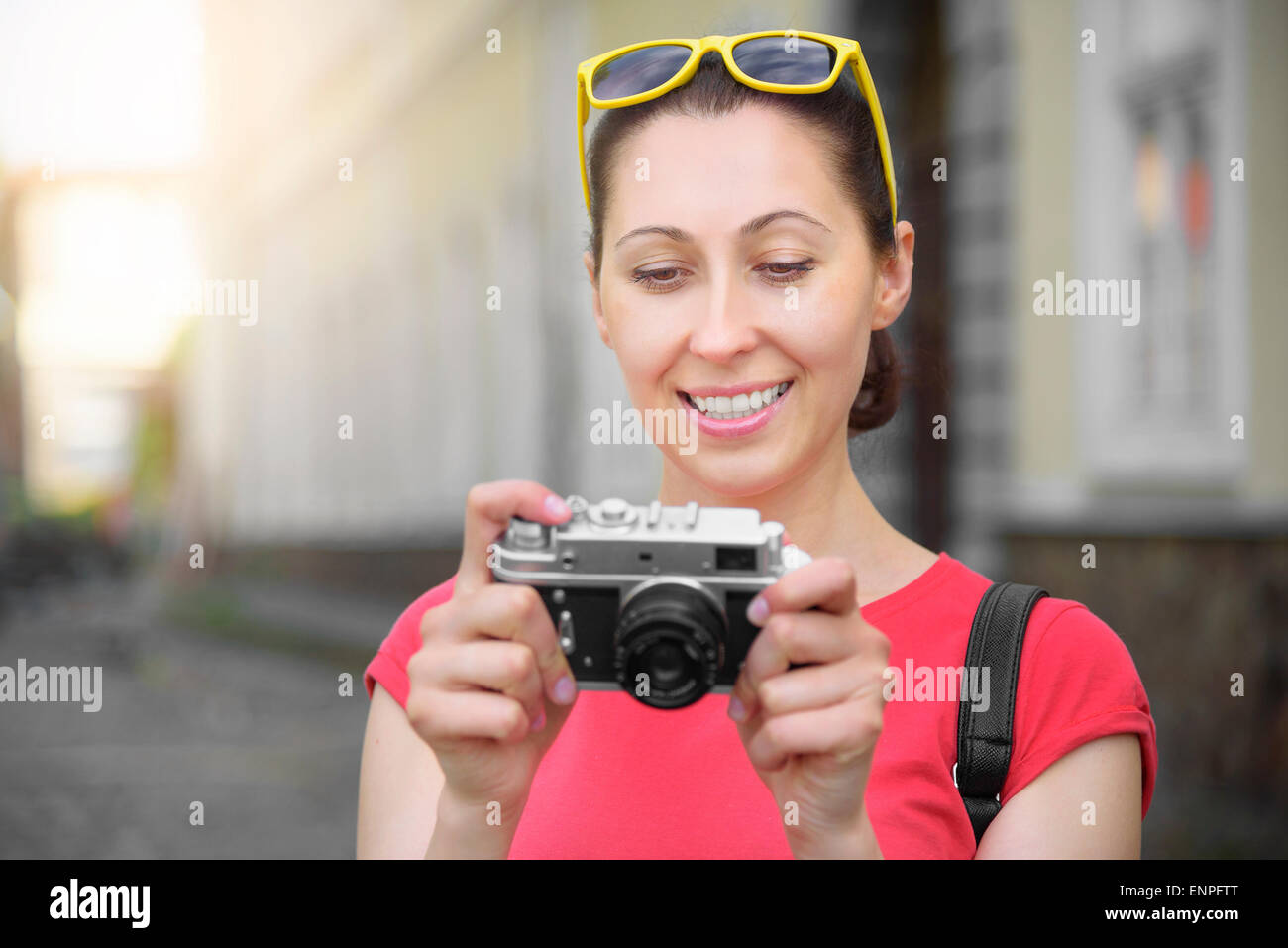 Fille de tourisme à l'aide d'appareil photo. Banque D'Images