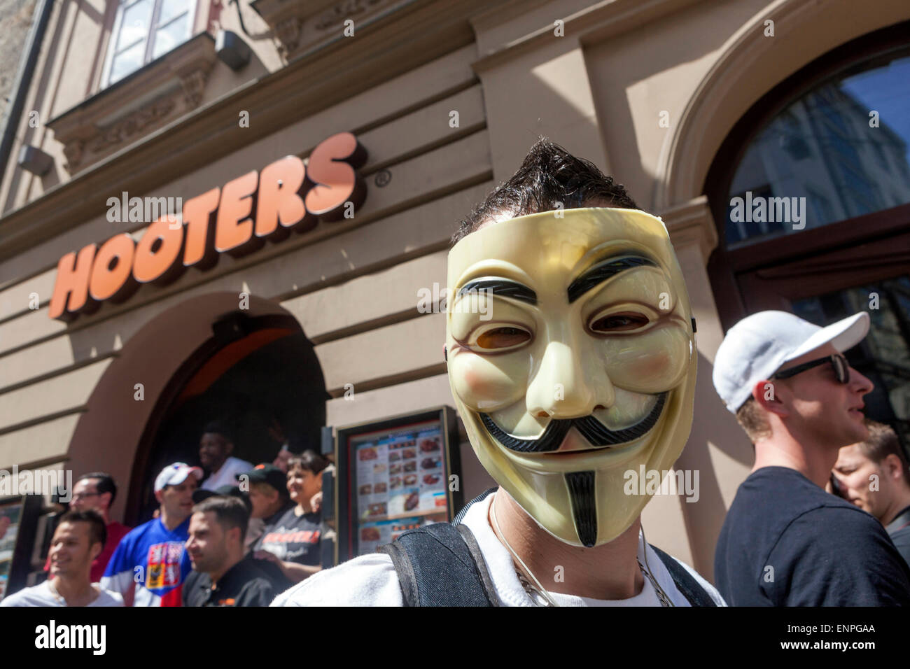 Homme portant un masque anonyme devant un bar Hooters, Prague Banque D'Images
