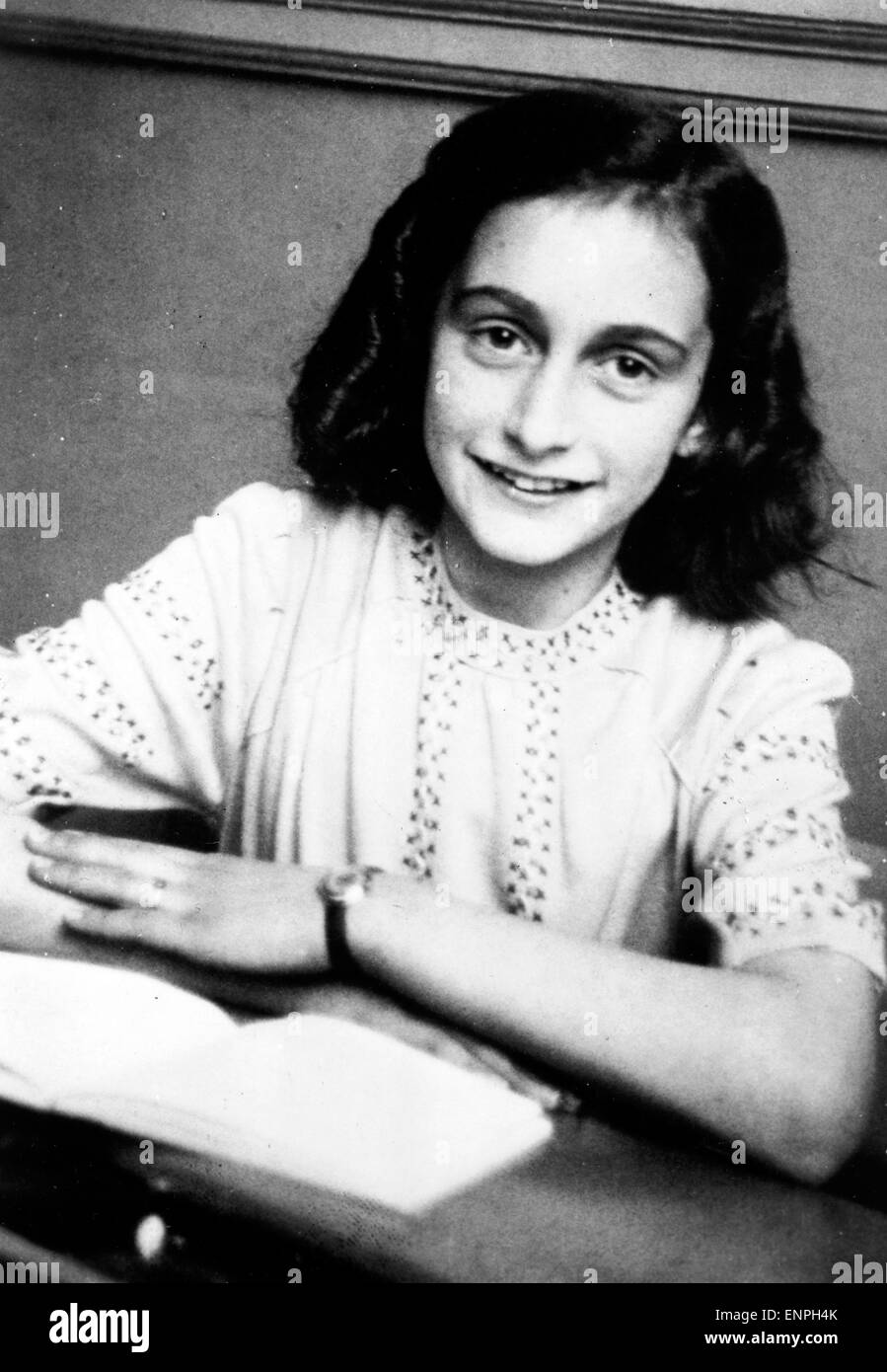 Anne Frank Remembered, Großbritannien/USA/Surrey 1995, Regie : Jon Blair, Dokumentation : Anne Frank sitzt vor ihrem Tagebuch Banque D'Images