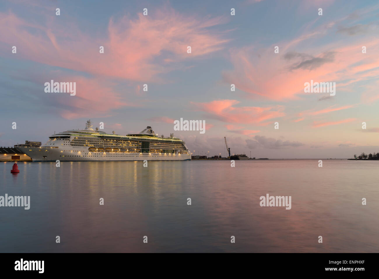 Un navire de croisière amarré au port de Honolulu au crépuscule. Banque D'Images