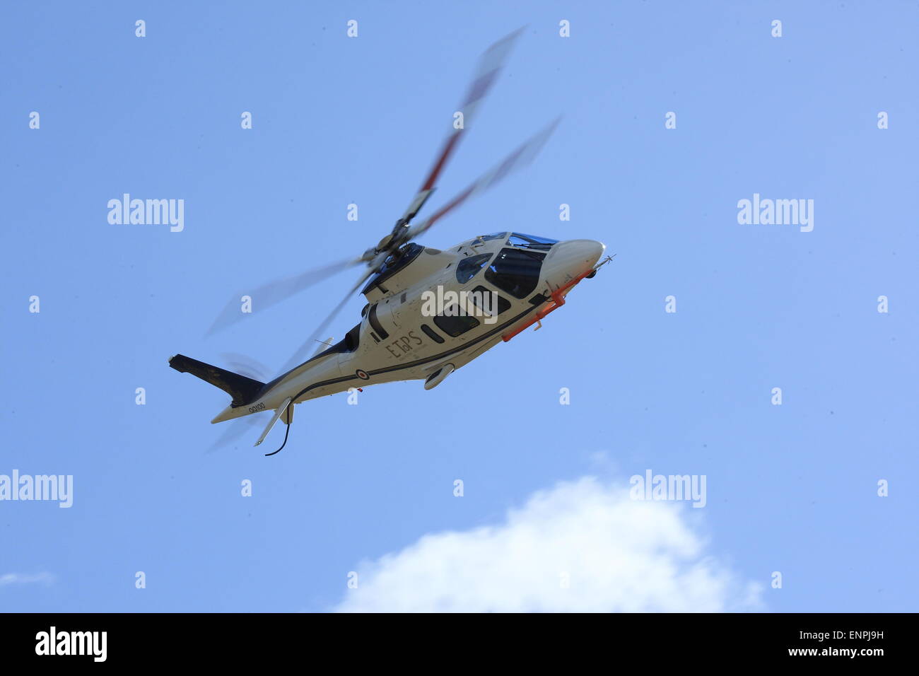 Empire Test Pilots School hélicoptère Agusta 109e pouvoir mener des exercices de vol dans la plaine de Salisbury Banque D'Images