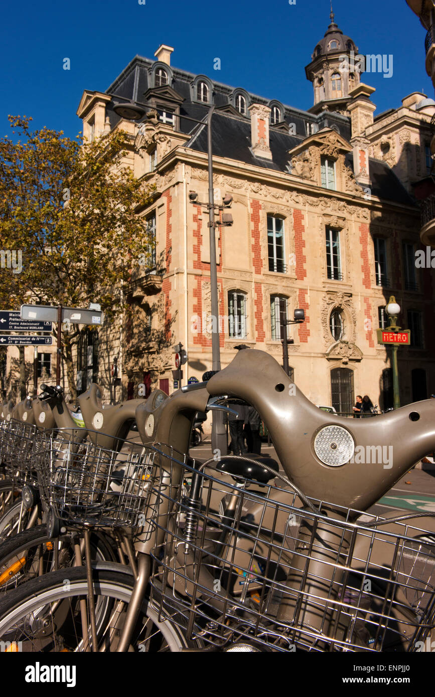 Des Vélos à une station vélo Velib'. Banque D'Images