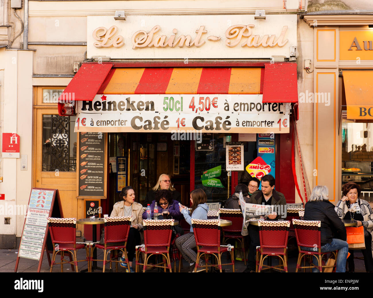 Cafe Le Saint-Paul à la place Saint-Paul, 4ème arrondissement, Paris. Banque D'Images