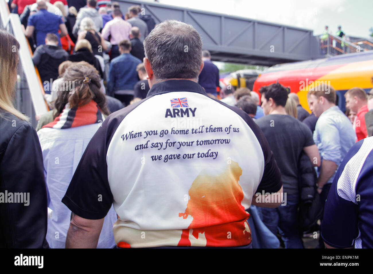 Londres, Royaume-Uni. 09 mai 2015. Une armée ventilateur à Twickeham gare en direction de la cuvette de Babcock Marine Armée v match de rugby à Twickenham. Credit : Elsie Kibue / Alamy Live News Banque D'Images