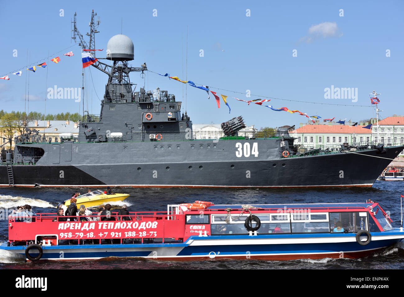 Saint-pétersbourg, Russie, le 9 mai, 2015. Les gens dans le bateau voyage regardez le petit navire 'anti-sous-Urengoy' dans la rivière Neva. Le navire participant à la parade navale dédié à la victoire dans la SECONDE GUERRE MONDIALE Banque D'Images