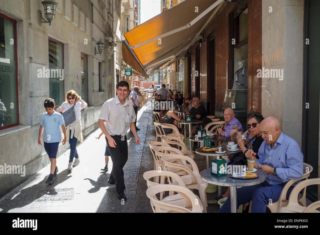 Malaga, Espagne. Les personnes mangeant "churros" (pâte feuilletée typique-frites) à une terrasse de café. Banque D'Images