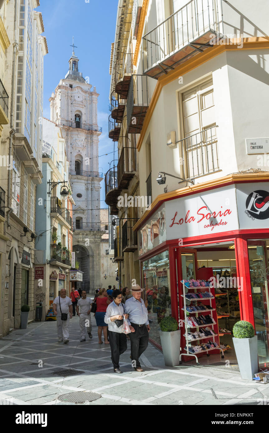 Malaga, Espagne. Église San Juan vu de la Calle San Juan Banque D'Images