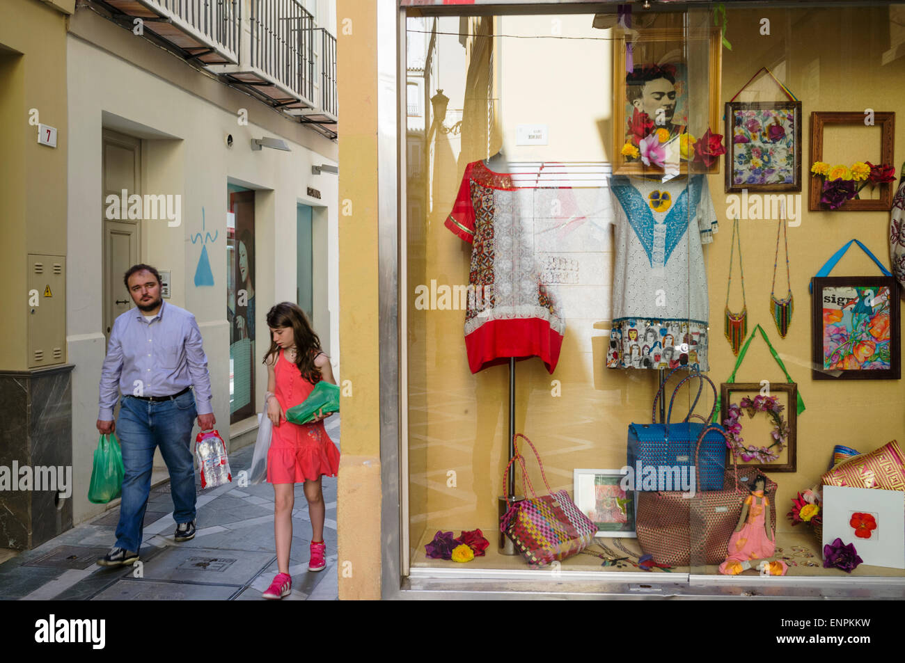 Malaga, Espagne. Les gens à une ruelle par une boutique dans la vieille ville de Málaga, Andalousie, Espagne Banque D'Images