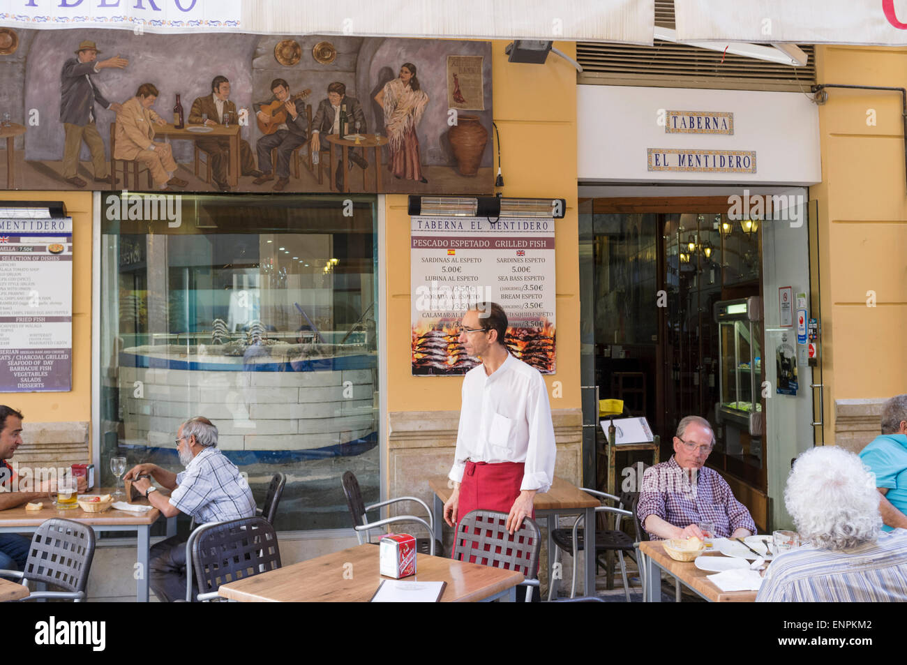 Malaga, Espagne. Les gens assis à la terrasse d'un bar à tapas 'El mentidero' Banque D'Images