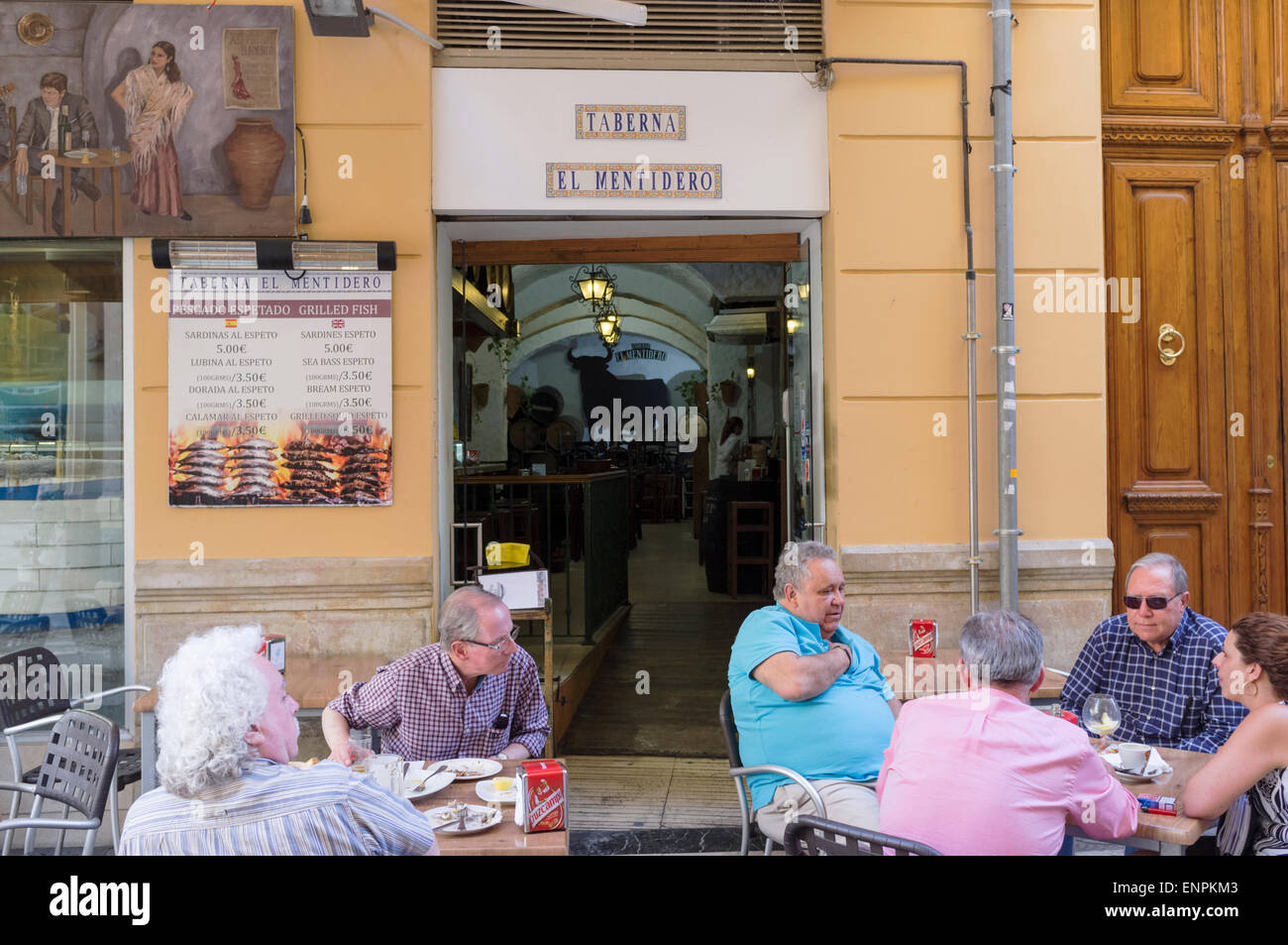 Malaga, Espagne. Les gens assis à la terrasse d'un bar à tapas 'El mentidero' Banque D'Images