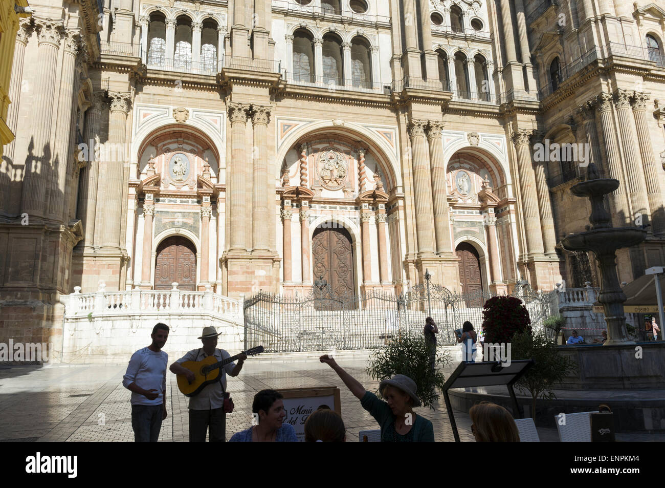 Malaga, Espagne. Les amuseurs publics et les gens assis à une terrasse de la Cathédrale sur la place de l'évêque. Banque D'Images