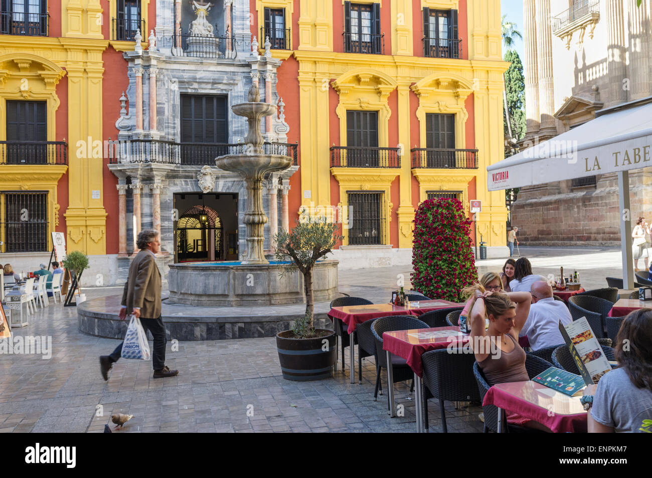 Malaga, Espagne. Malaga, Espagne. Les gens assis à une terrasse de l'évêché (Palacio Episcopal) à Bishop place (Plaza del Banque D'Images