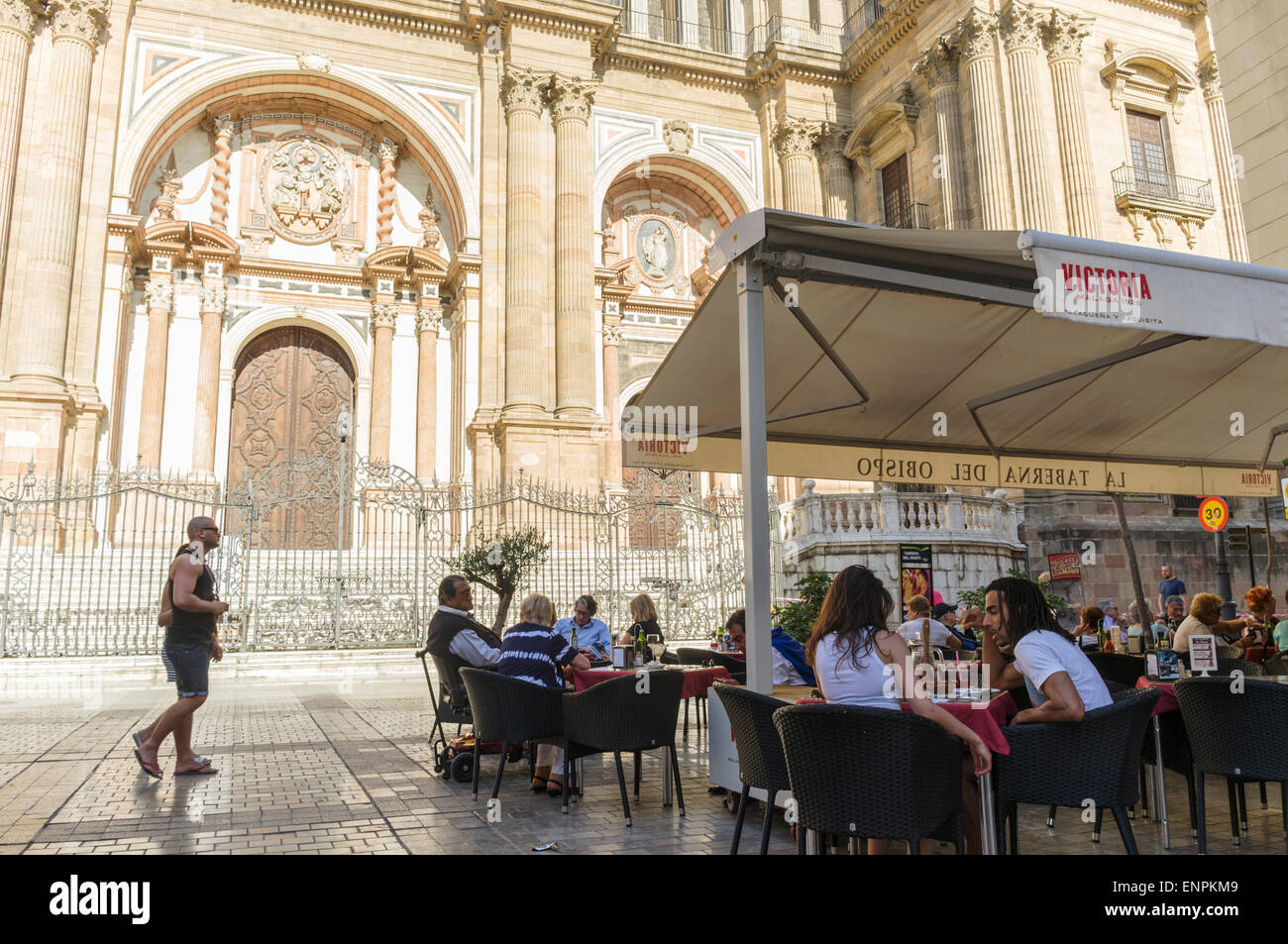 Malaga, Espagne. Les gens assis à une terrasse de la Cathédrale sur la place de l'évêque. Banque D'Images