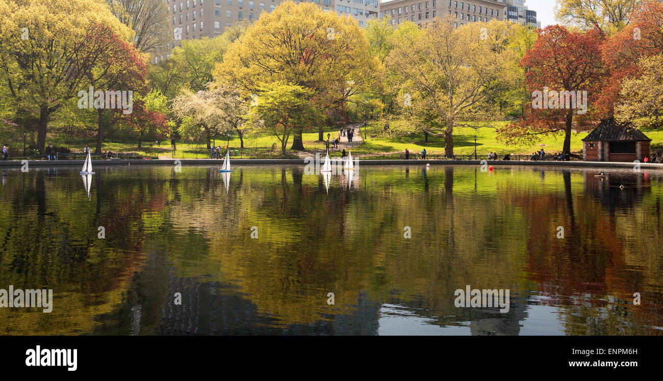 Printemps au Conservatoire de l'eau, également connu sous le nom de bassin de modèles réduits, dans Central Park, New York City Banque D'Images