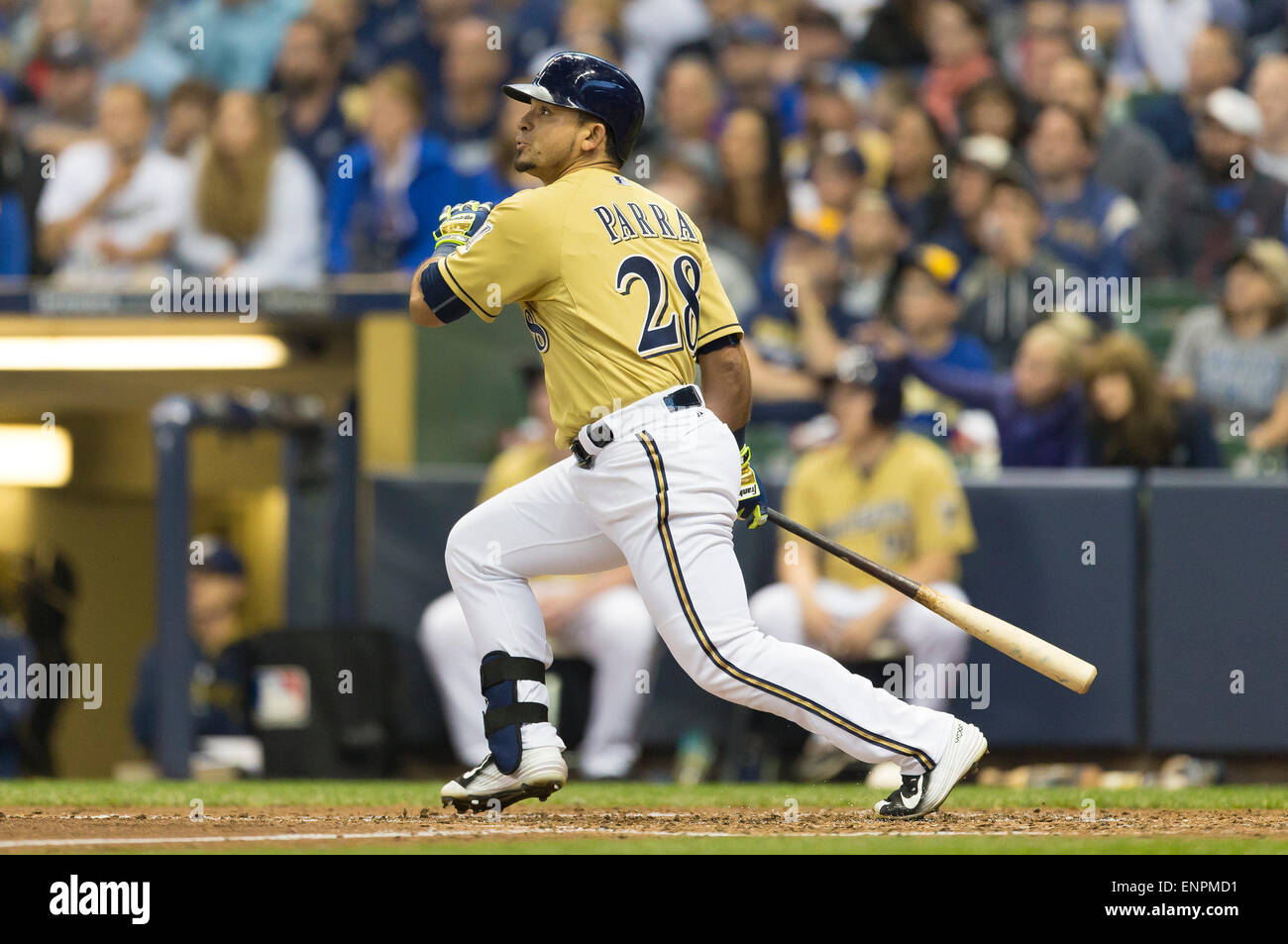 Milwaukee, WI, USA. 9 mai, 2015. Droit des Milwaukee Brewers fielder Gerardo Parra # 28 hits un sacrifice pendant le match de la Ligue Majeure de Baseball entre les Milwaukee Brewers et les Cubs de Chicago au Miller Park de Milwaukee, WI. John Fisher/CSM/Alamy Live News Banque D'Images