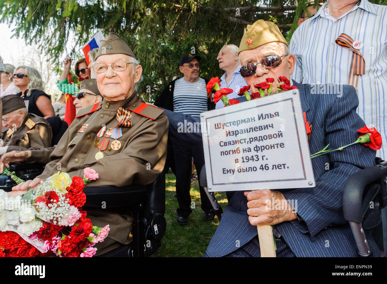 Toronto, Canada. 9e mai 2015. Anciens combattants de la Seconde Guerre mondiale, au cours de cérémonie pour 70 ans anniversaire du Jour de la Victoire (1945-2015). Le signe se lit "husterman Ilya Israilevich. Les travailleurs des télécommunications, secteur, décédé au front en 1943 à l'âge de 46'. La deuxième guerre mondiale fut une guerre mondiale qui a duré de 1939 à 1945 et participé directement plus de 100 millions de personnes de plus de 30 pays. Le nombre de morts estimé à 50 millions de dollars à 85 millions de dollars, ce qui a fait la Seconde Guerre mondiale, conflit le plus meurtrier de l'histoire humaine. Crédit : Igor Ilyutkin/Alamy Live News Banque D'Images