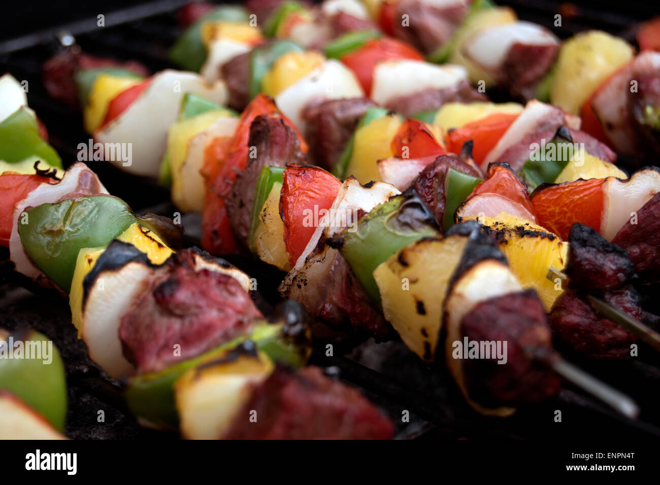 Shish kebab, steak, ananas, oignon, poivron vert, tomate, grill Banque D'Images