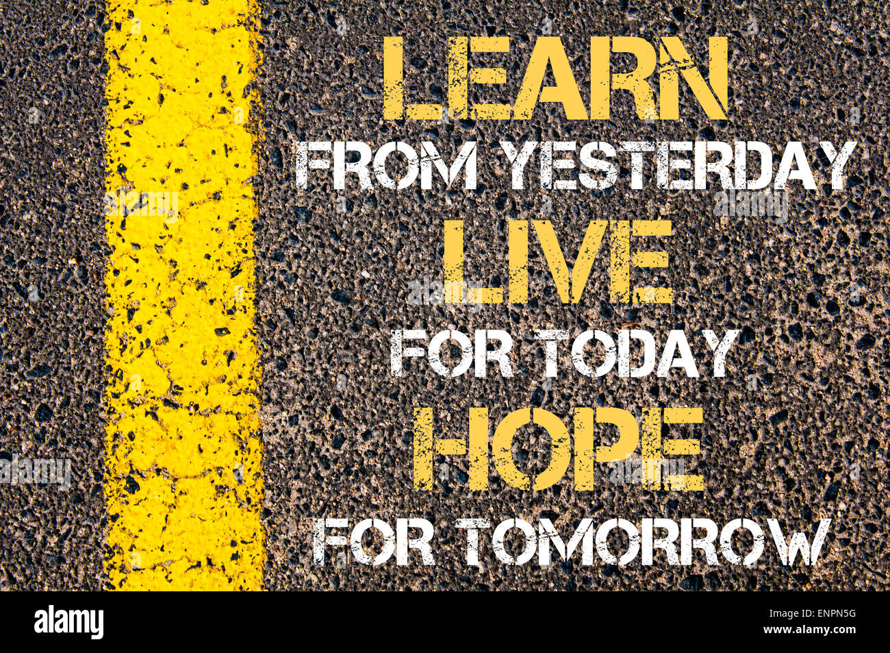 Apprendre D Hier Vivre Pour Aujourd Hui L Espoir De Demain Citation De Motivation Ligne De Peinture Jaune Sur La Route A L Arriere Plan D Asphalte Image Concept Photo Stock Alamy