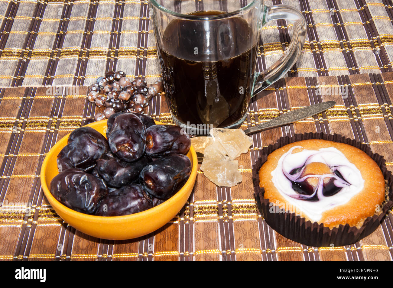 Tasse à café et gâteau Sucre cristal dates navat Banque D'Images