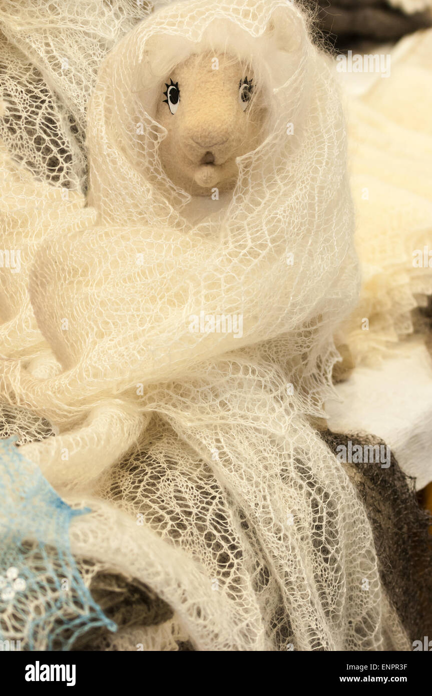 Le châle d'Orenbourg en duvet de chèvre est et les threads de base. Châle d' Orenbourg avec Samovar de Toula, matreshka, khokhloma, Gz Photo Stock -  Alamy