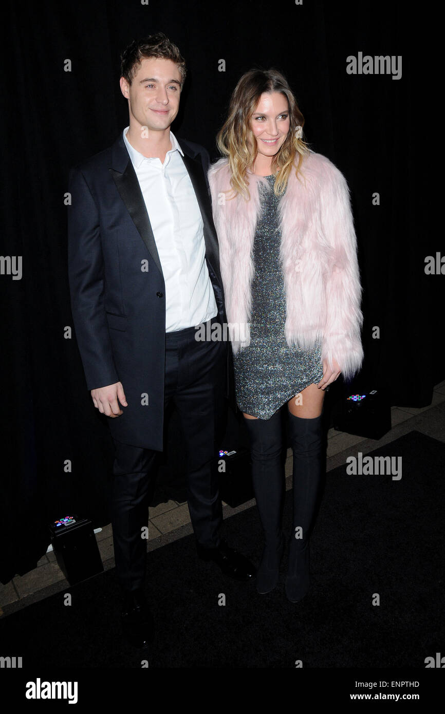 Sir Philip Green et Lady Green Accueillir le Topman Topshop le dîner dans la célébration de la 5ème Avenue New York Ville phare - Tapis Rouge Ouverture d'arrivées : Max Irons,Sophie Pera Où : Manhattan, New York, United States Quand : 05 Nov 2014 Banque D'Images