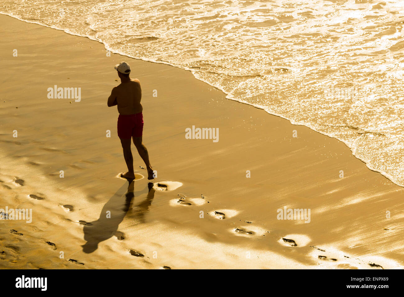 Samedi 9 mai 2015, Las Palmas, Gran Canaria, Îles Canaries, Espagne. Météo : Rester au frais sur la plage de Las Canteras à Las Palmas, la capitale de Gran Canaria à la hausse des températures. Une alerte météo pour plus élevé que la normale en mai, les températures dépassant 30 degrés Celsius a été délivré par le gouvernement local. Avec très faible humidité devrait elle aussi, les barbecues sont interdits dans les zones de pique-nique de la forêt dans les montagnes en raison d'un risque élevé d'incendie. Credit : ALANDAWSONPHOTOGRAPHY/Alamy Live News Banque D'Images