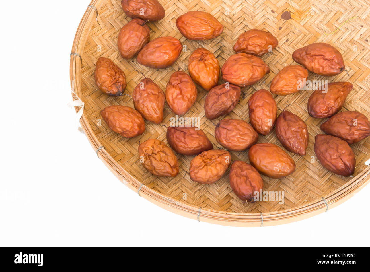 Jujube rouge isolé sur bambou marron Banque D'Images