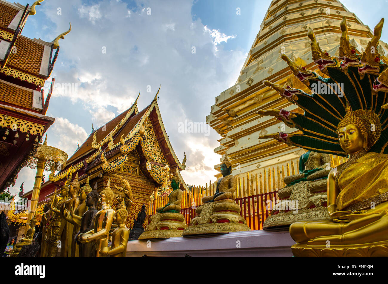 Un aperçu de l'illumination d'or de Wat Phra That Doi Suthep, Chiang Mai, Thaïlande, mai 2015. Banque D'Images