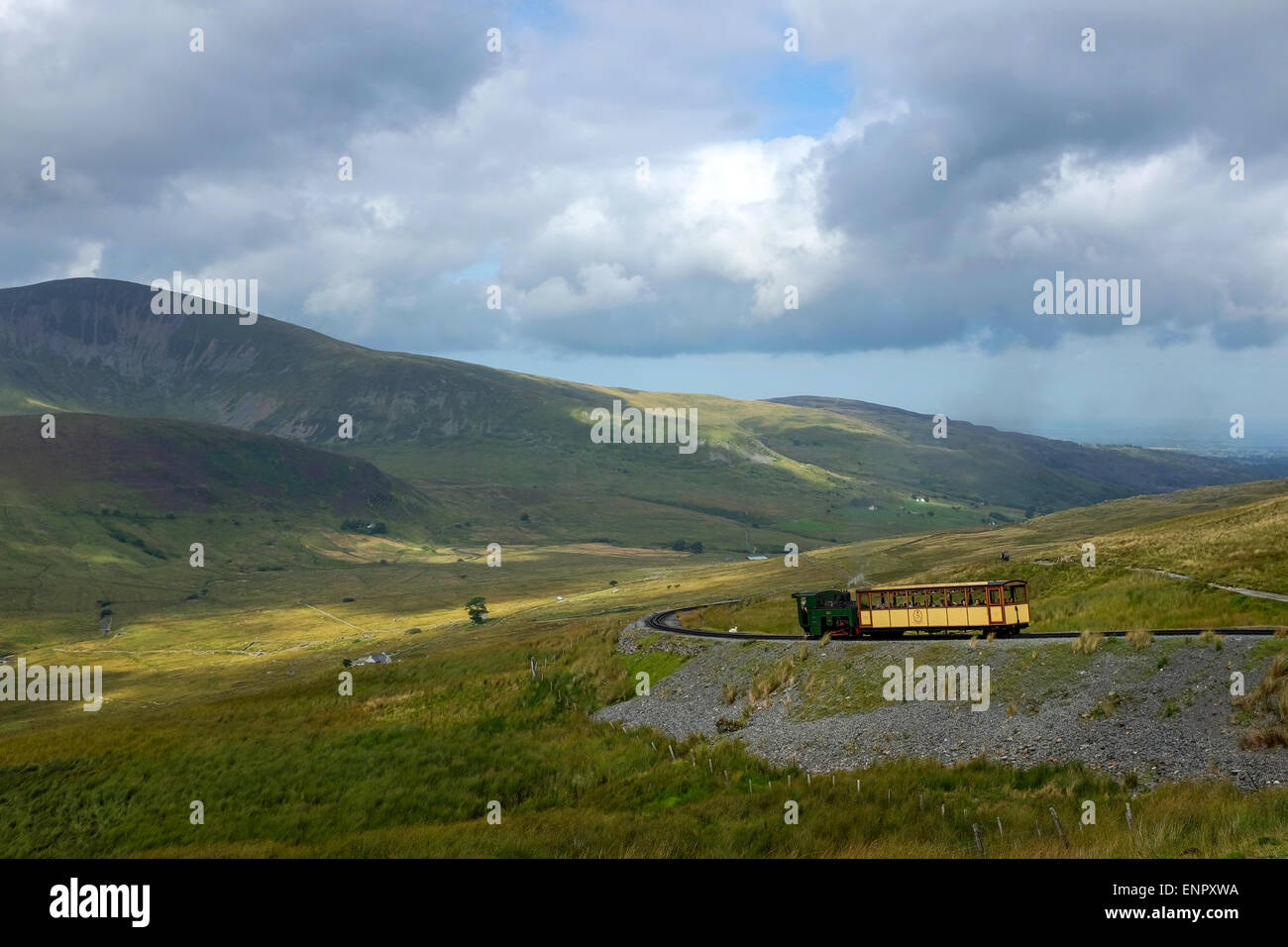 Vue depuis la route chemin Llanberis jusqu'Mont Snowdon montrant le Snowdonia Mountain Railway et les paysages alentours Banque D'Images