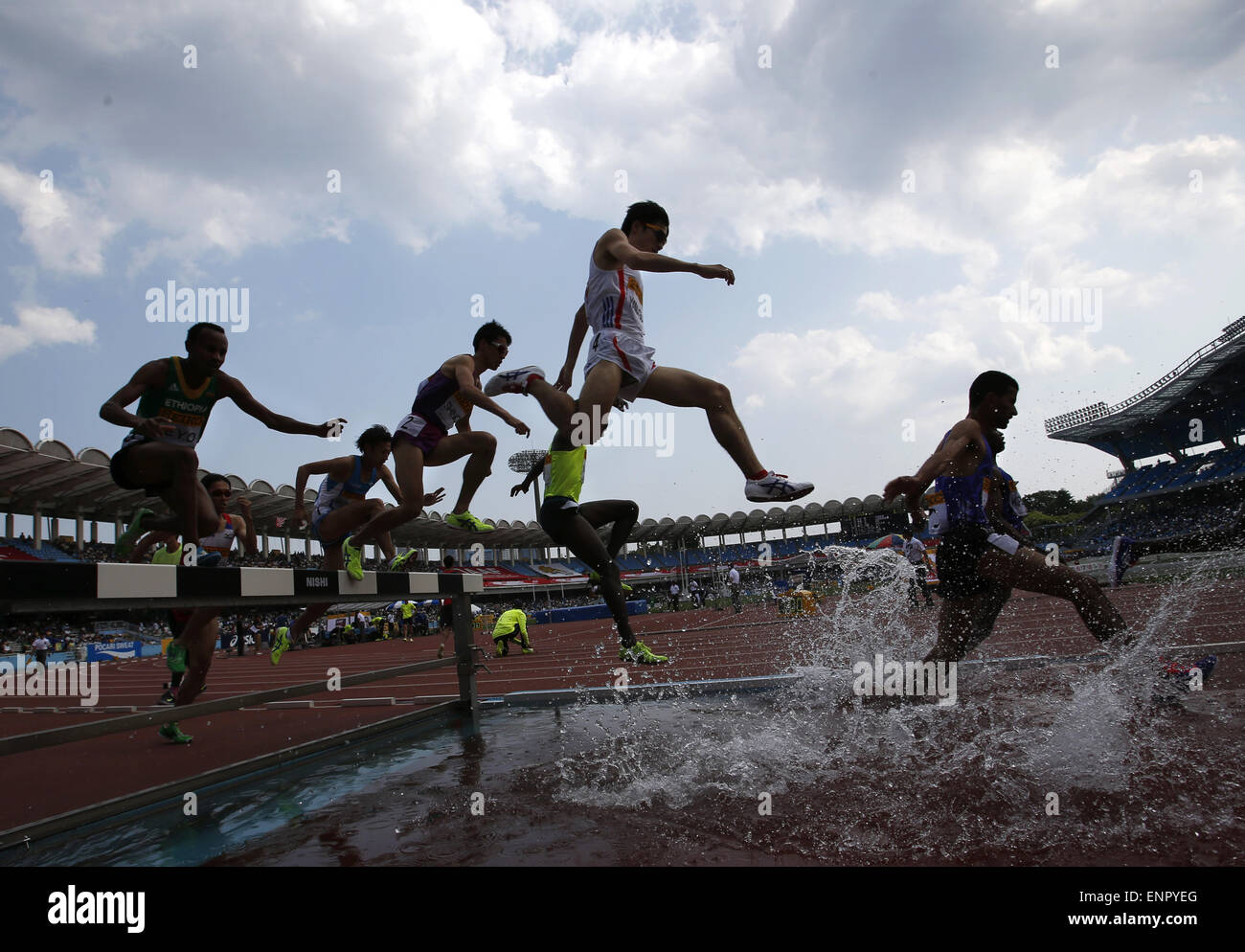 Tokyo, Japon. 10 mai, 2015. Glissières de sauter par-dessus les risques liés à l'eau dans l'épreuve du 3000 mètres steeple chez Seiko Golden Grand Prix 2015 dans la préfecture de Kanagawa, près de Tokyo, Japon, le 10 mai 2015. Credit : Stringer/Xinhua/Alamy Live News Banque D'Images