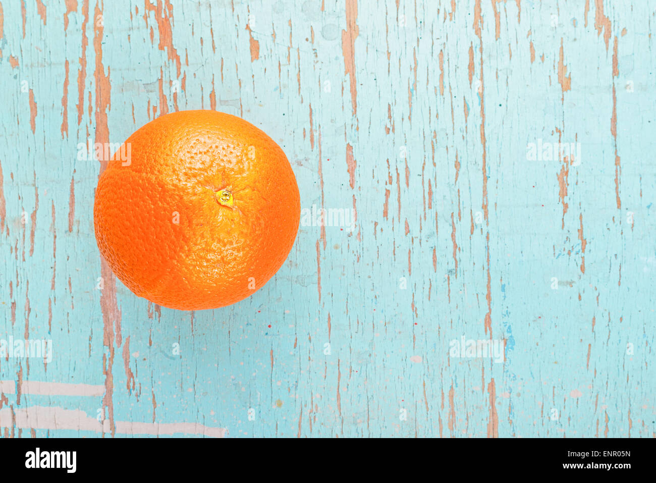 Fruits frais mûrs Sweet orange sur fond de bois bleu Grunge rustique, Vue du dessus Banque D'Images Fruits frais mûrs Sweet orange sur fond de bois bleu Grunge rustique, Vue du dessus Banque D'Images