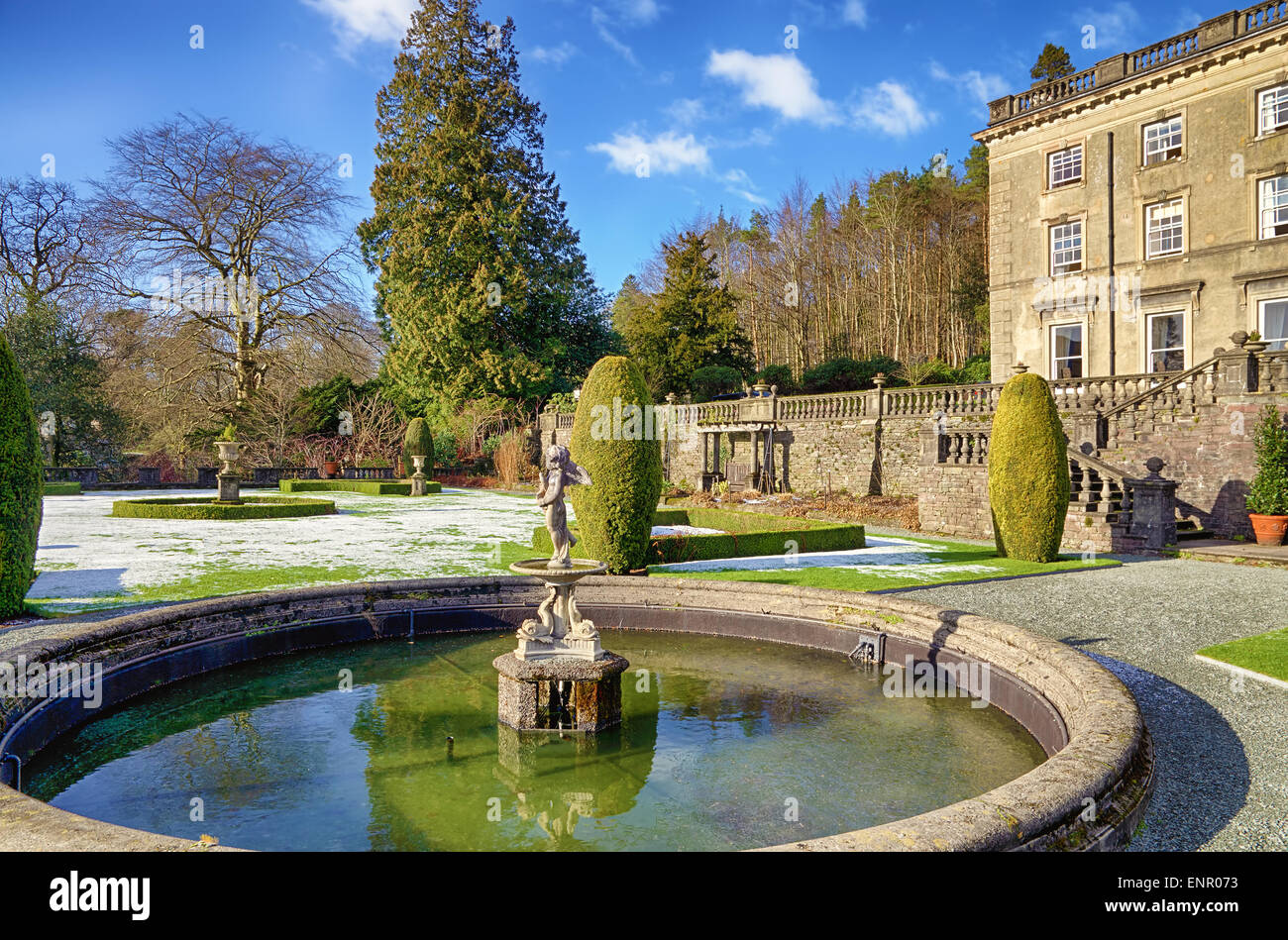 Rydal Hall et fontaine ornementale sur un matin glacial. Banque D'Images