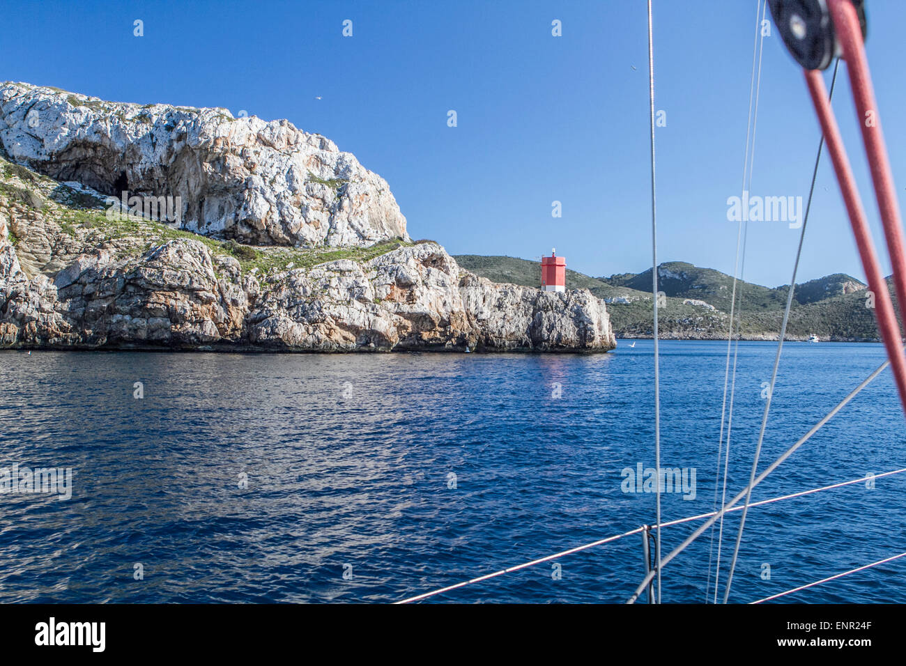 Phare rouge sur le rocher et la voile, île de Cabrera, Voyage à Gerand Ventura Banque D'Images