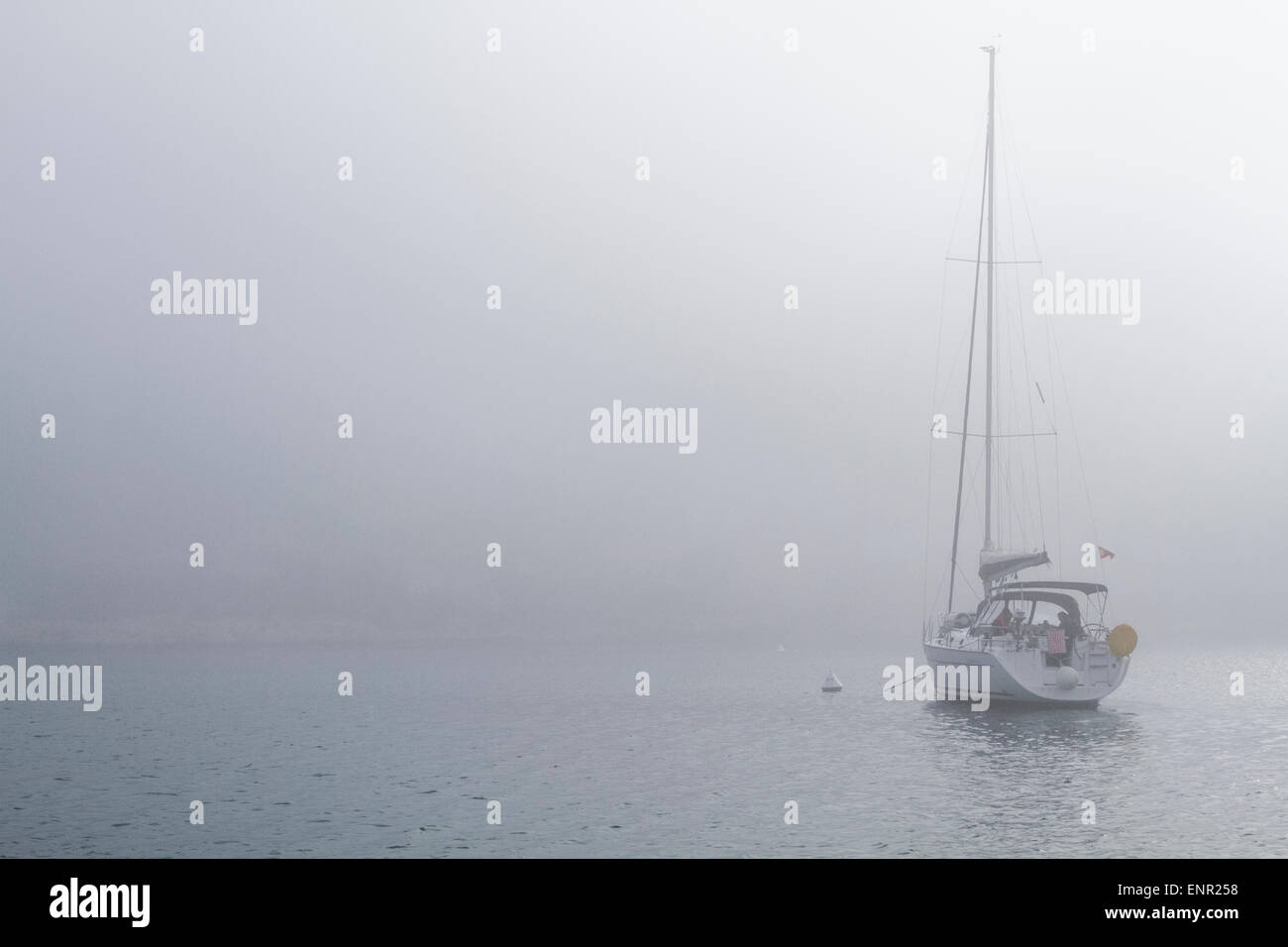 Bateau à yacht dans le brouillard amarré à la baie de Cabrera Island, une bioreserve à Majorque, Espagne Banque D'Images