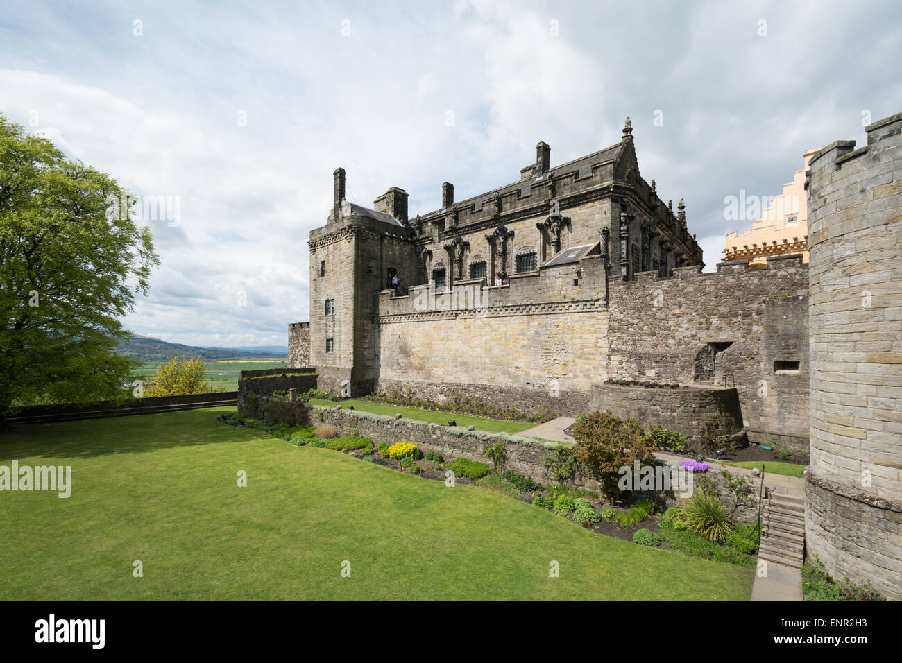 Palais du xvième siècle et la reine Anne jardin au printemps - le château de Stirling, Ecosse Banque D'Images