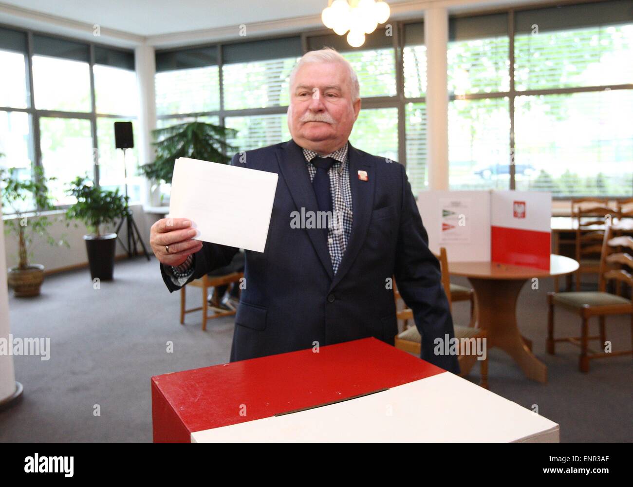 Gdansk, Pologne 10 avril, mai 2015 l'ancien président polonais Lech Walesa a voté à l'élection présidentielle à Gdansk. Credit : Michal Fludra/Alamy Live News Banque D'Images