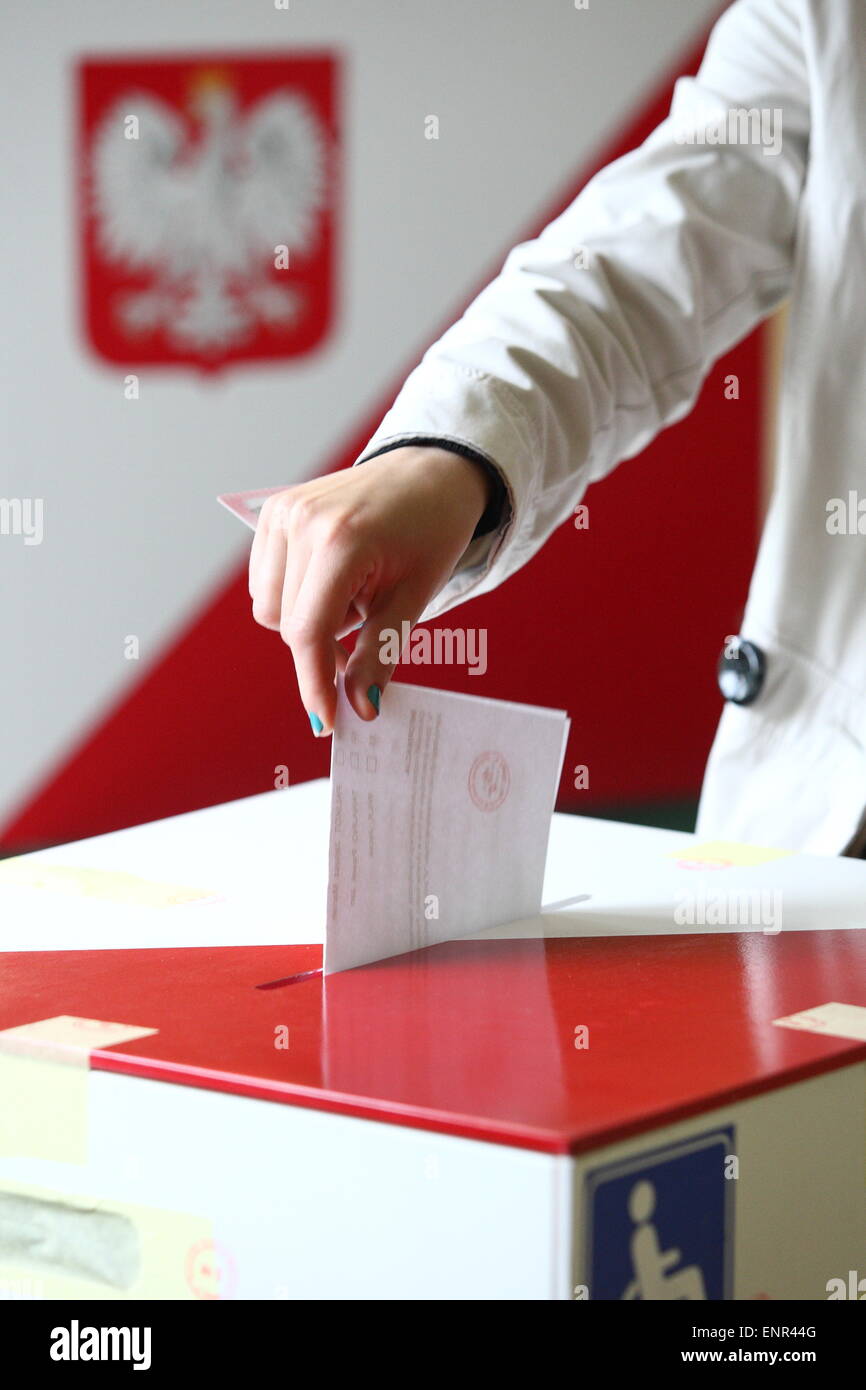 Sopot, Pologne 10 avril, mai 2015 les citoyens de Sopot dans vote Élections présidentielle. Les bureaux de vote seront ouverts de 9 h. Banque D'Images