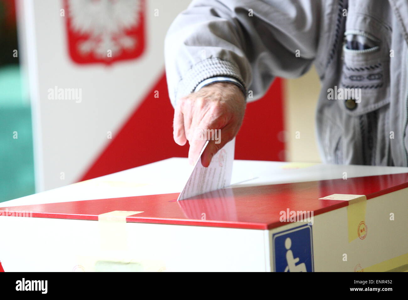 Sopot, Pologne 10 avril, mai 2015 les citoyens de Sopot dans vote Élections présidentielle. Les bureaux de vote seront ouverts de 9 h. Banque D'Images