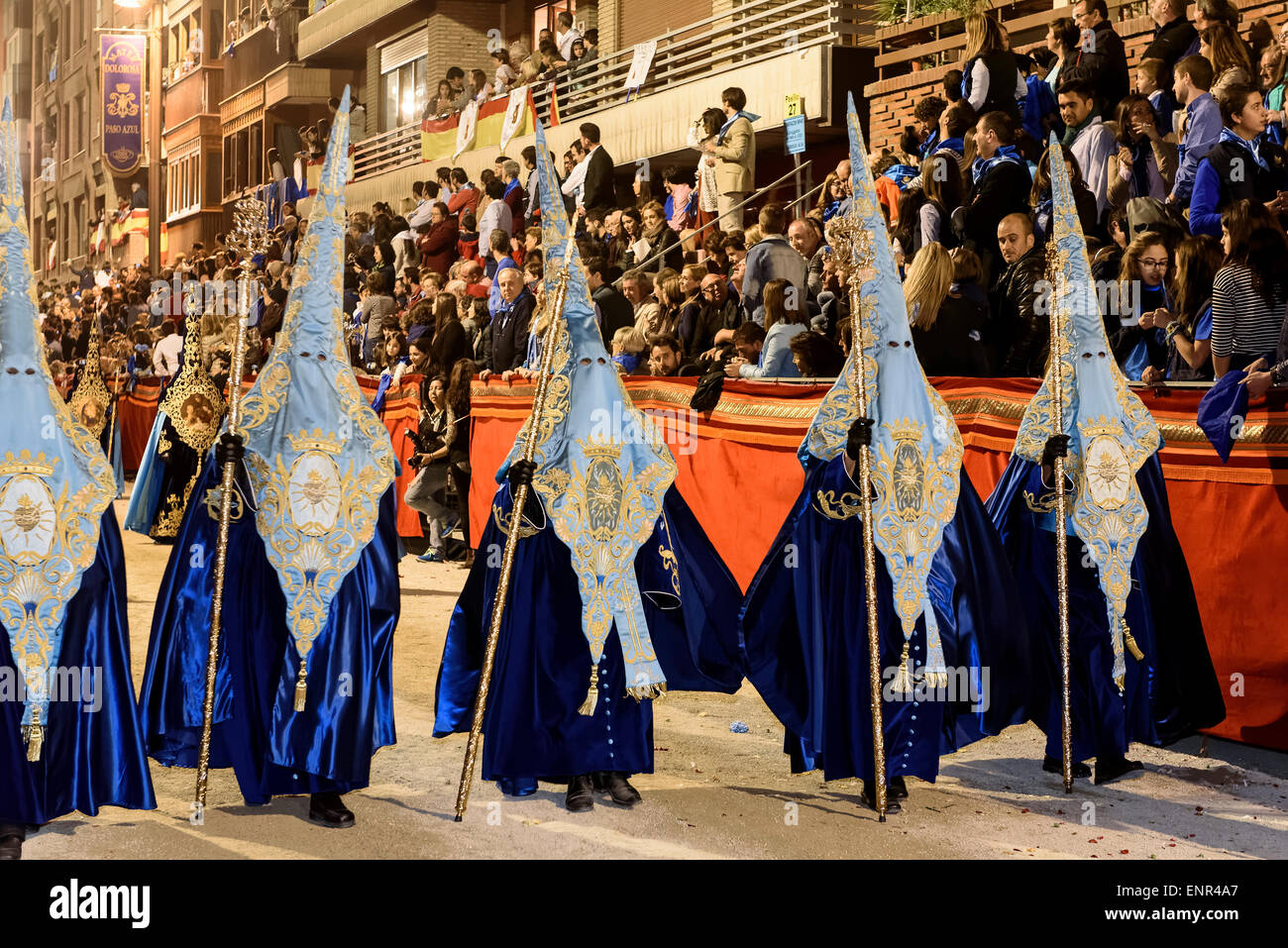 Pénitent un Vendredi saint procession de la Semana Santa (semaine sainte) dans la région de Lorca, Murcie, Espagne Banque D'Images