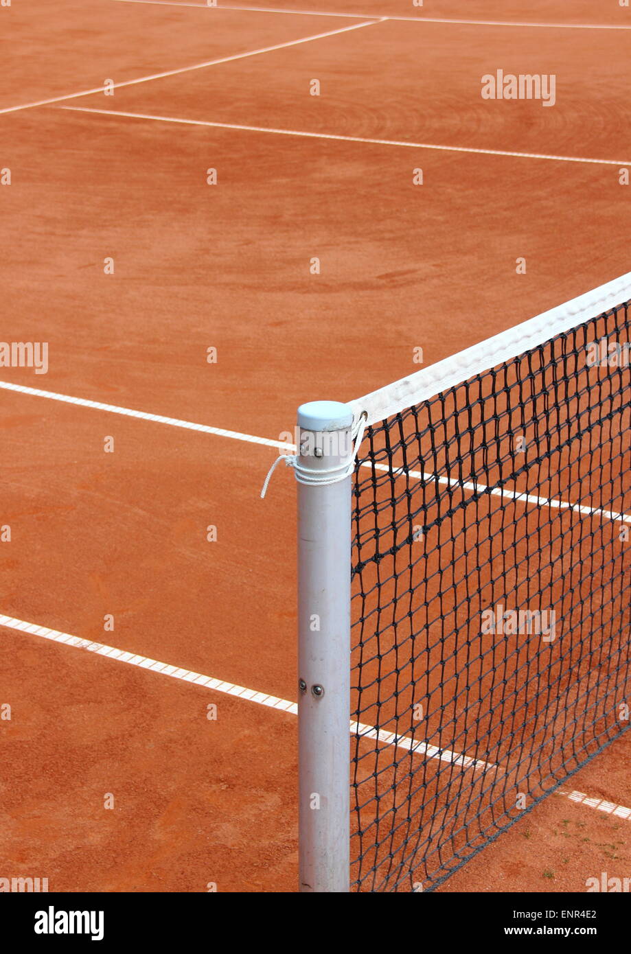 Filet de tennis au cour de gravier rouge vide Banque D'Images