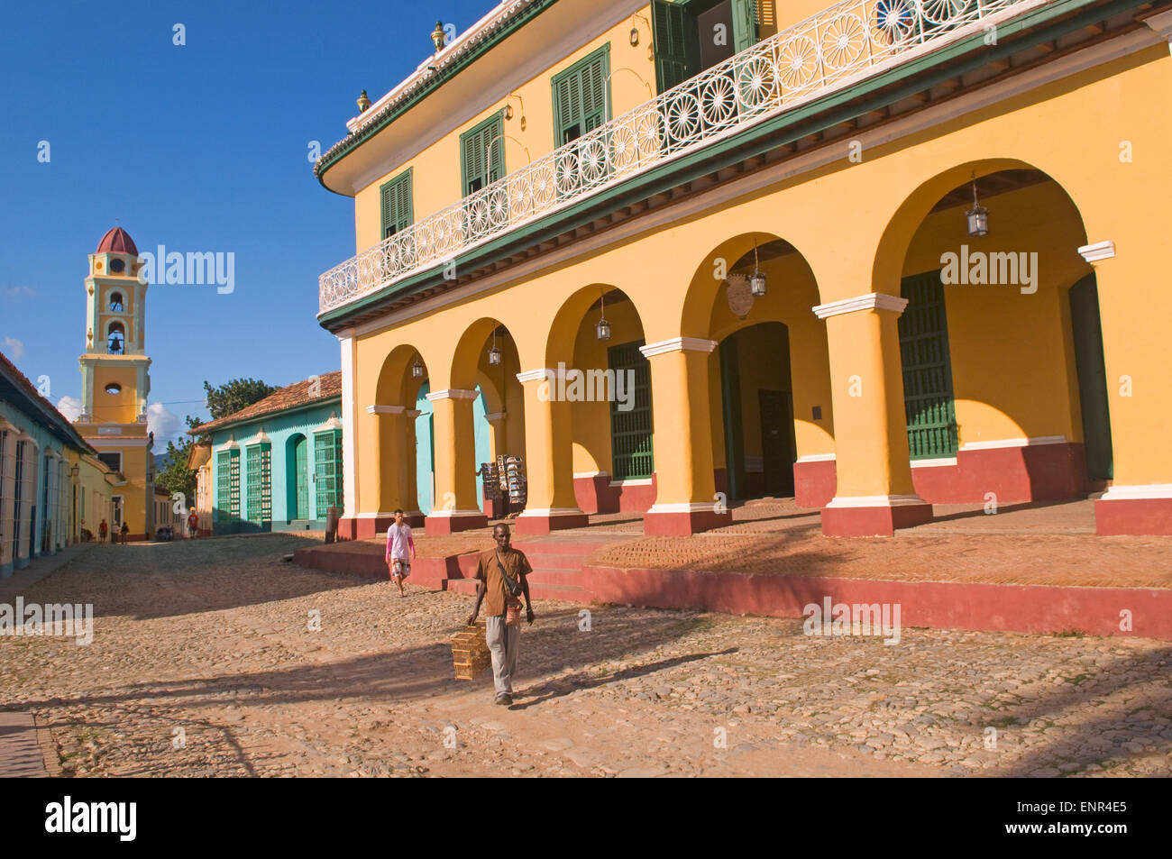 Un homme qui marche avec une cage à oiseaux dans un plaza à Trinidad de Cuba, Cuba Banque D'Images