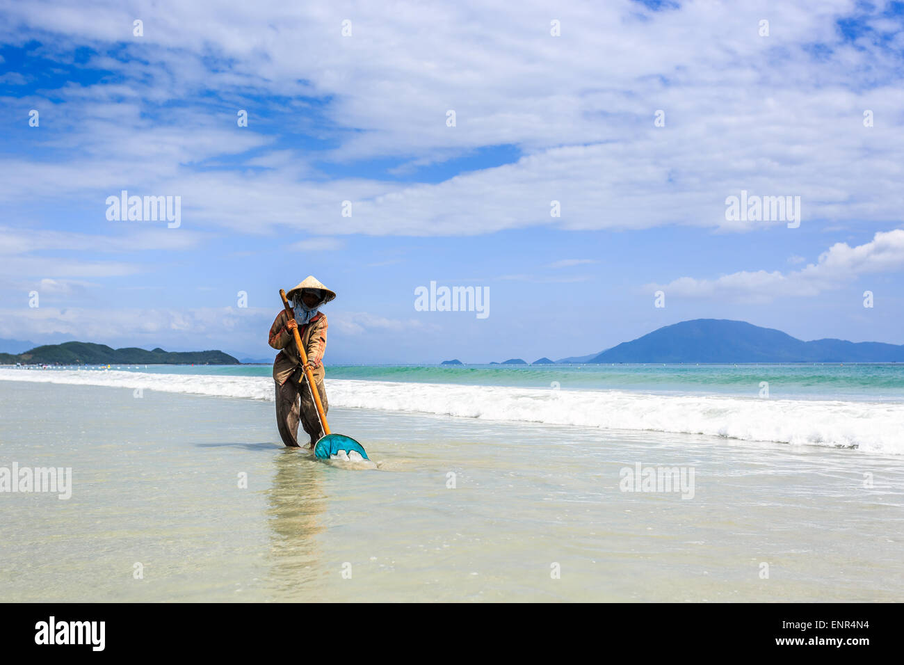 L'assainissement Nettoyage Travailleur inconnu Doc Let Beach, Vietnam Banque D'Images