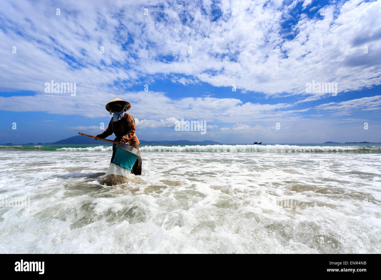 L'assainissement Nettoyage Travailleur inconnu Doc Let Beach, Vietnam Banque D'Images