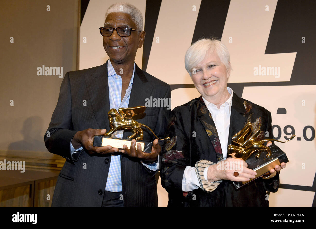 Venise, Italie. 09 mai, 2015. L'artiste ghanéen El Anatsui (Lion d'or pour les réalisations de toute une vie) et US American Museum directeur et conservateur Susanne Ghez (Golden Lion spéciales pour les services aux arts) posent avec leurs Lions au Golden Lion cérémonie de remise des prix à la Biennale de Venise, Italie, 09 mai 2015. La 56e exposition internationale d'art, la Biennale de Venise 2015, se déroule du 09 mai au 22 novembre 2015. Photo : FELIX/HOERHAGER dpa - PAS DE FIL - SERVICE/dpa/Alamy Live News Banque D'Images