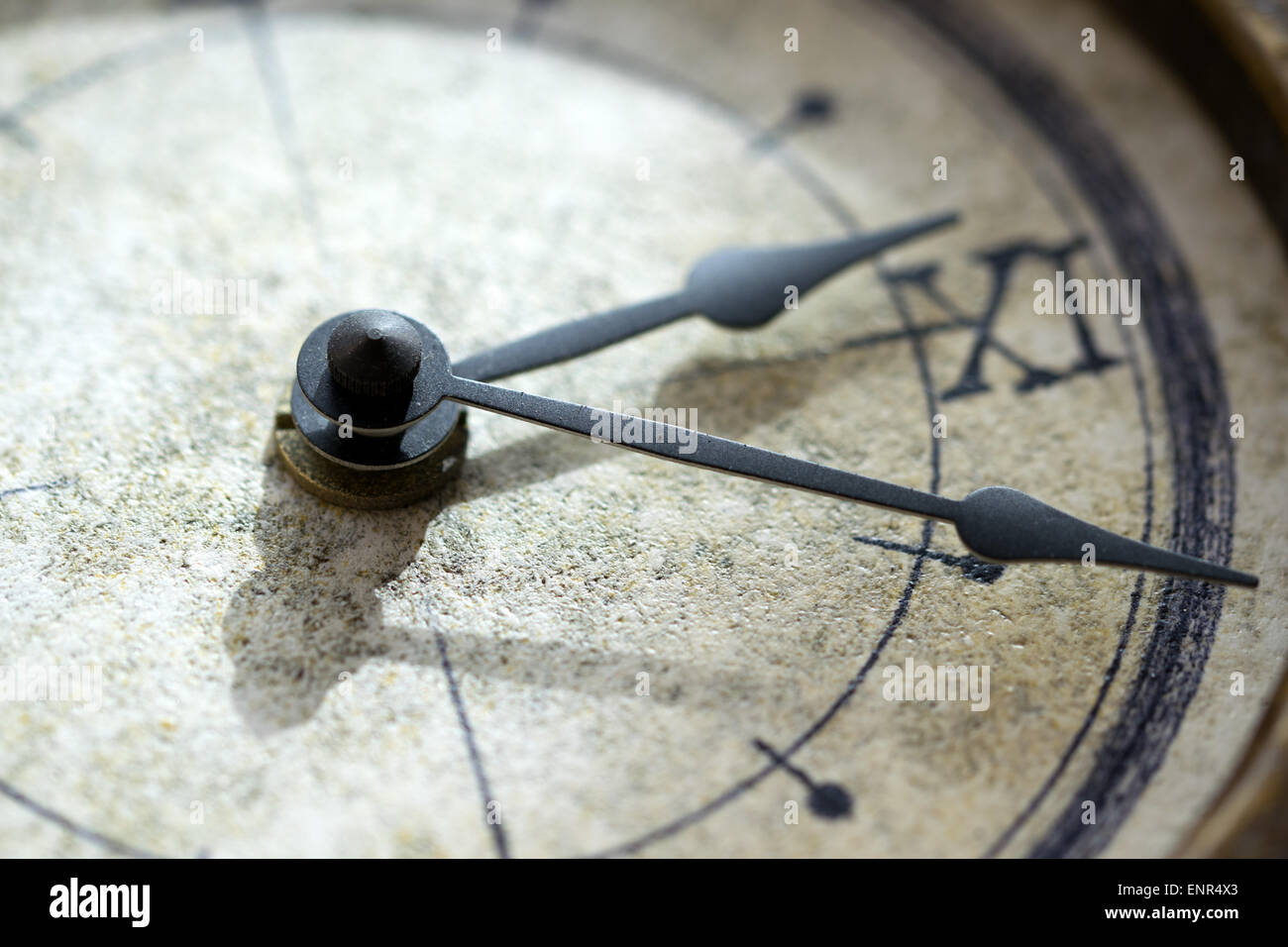 Concept de la numérisation de l'époque par le biais d'une horloge avec ses mains Banque D'Images